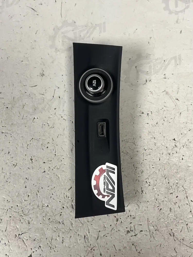 00505493820-1 Porta USB/Accendisigari Alfa Romeo Stelvio 2.2 JTDm (140kw) – 00505493820